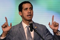 Tổng thống tự phong Venezuela phát biểu trước người ủng hộ hôm 8/2. Ảnh: AFP.