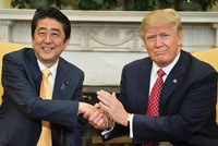 Tổng thống Mỹ Trump (phải) và Thủ tướng Nhật Shinzo Abe tại Nhà Trắng năm 2017. Ảnh: AFP.