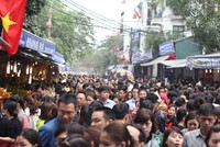 Hàng vạn người chen chân lễ phủ Tây Hồ ngày đầu năm. (Ảnh: Hà Trang).