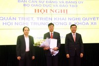 Lãnh đạo Đảng ủy khối cơ quan Trung ương, Bộ Giáo dục và Đào tạo trao quyết định và chúc mừng đồng chí Lê Hải An.