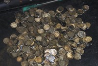 Tổng cộng trong hòm tiền có 9.877 đồng xu bằng bạc và vàng quý hiếm từ năm 1857.