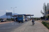 Phương tiện lưu thông qua trạm thu phí BOT. (Ảnh: Doãn Đức/Vietnam+).