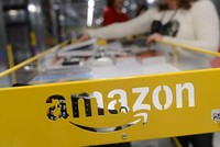 Hàng thủ công mỹ nghệ, dệt may, da giày, tiêu dùng Việt Nam có cơ hội bán trên Amazon. Ảnh: EPA.