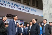 Thủ tướng kiểm tra tại Trung tâm báo chí quốc tế. - Ảnh: VGP.