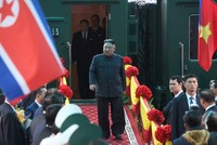Lãnh đạo Triều Tiên Kim Jong-un xuống tàu tại ga Đồng Đăng sáng 26/2. Ảnh: Reuters. 