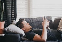 Không bỏ tiền mua cà phê mỗi sáng ngoài hàng, tự pha cà phê tại nhà và tiết kiệm số tiền đó.