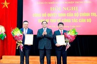 Đồng chí Phạm Minh Chính trao quyết định cho đồng chí Y Thanh Hà Niê Kđăm và đồng chí Trần Sỹ Thanh. Ảnh Tiền phong.