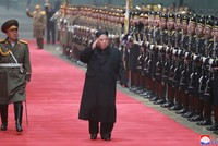 Chủ tịch Kim duyệt đội danh dự sau khi xuống tàu. Ảnh: KCNA.