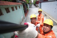 Công nhân điện lực Hà Nội sửa chữa đường dây điện sinh hoạt tại quận Long Biên. Ảnh: Ngọc Thành.