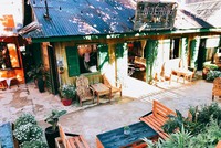 Nếu một ngày bạn muốn "trốn" lên Đà Lạt (Lâm Đồng) tìm không gian yên tĩnh, nhưng lại chán những điểm du lịch đại trà và các khách sạn thông thường, thì homestay sẽ là một lựa chọn tuyệt vời. Đà Lạt có nhiều homestay mang chủ đề và phong cách rất riêng, trong đó, căn homestay mới mở cửa đầu năm nay sẽ mang bạn đến một góc phố cũ của Hong Kong (Trung Quốc).