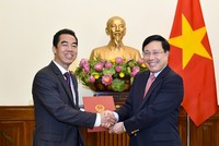 Phó Thủ tướng, Bộ trưởng Bộ Ngoại giao trao quyết định cho đồng chí Tô Anh Dũng.