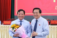 Bí thư Tỉnh ủy, Chủ tịch HĐND tỉnh Long An Phạm Văn Rạnh chúc mừng đồng chí Phạm Tấn Hòa.