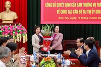 Phó Bí thư Thường trực Thành ủy Hà Nội Ngô Thị Thanh Hằng trao quyết định và chúc mừng đồng chí Phạm Thị Thanh Mai.