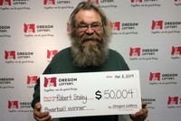 Ông Robert Staley nhận giải thưởng tại Xổ số Oregon.