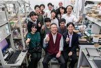 TS Trương Quang Đức (áo trắng hàng 3, ngoài cùng bên phải) cùng nhóm nghiên cứu tại đại học Tohoku.