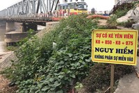 Mố cầu Đuống nhiều lần bị lún sụt. Ảnh: Trần Quang.