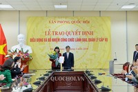 Phó Bí thư Thường trực Đảng ủy cơ quan Văn phòng Quốc hội Nguyễn Đức Thụ trao quyết định và chúc mừng đồng chí Trịnh Giáng Hương.