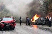 Hiện trường tai nạn khiến ôtô bốc cháy trên quốc lộ 6, đoạn qua tỉnh Hòa Bình. Ảnh: Đỗ Minh.