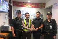 Du khách Yan Guangzhu nhận lại số tiền. Ảnh: Nhật Trường.