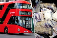 Một nhân viên vệ sinh đã nhặt được túi đựng hơn 9 tỷ đồng khi dọn dẹp xe buýt.