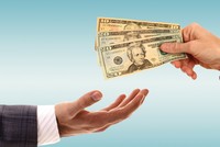 Lôi kéo khách hàng mới bằng hoa hồng là phạm pháp?