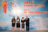 Đại diện MSB, bà Hồ Thị Quỳnh Hương - Giám đốc quản lý giao dịch trái phiếu Chính phủ (thứ 2 từ trái sang) nhận giải thưởng từ VBMA.