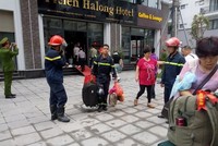 Lực lượng phòng cháy chữa cháy giải cứu khách du lịch Trung Quốc mắc kẹt tại đám cháy. (Ảnh: TTXVN).