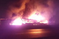 Xe khách cháy rực trong đêm. Ảnh: Phan Thành.