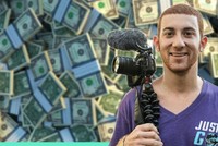 Drew kiếm được từ 1.000 - 30.000 USD/tháng tùy thuộc vào lượt xem của các video anh đăng tải.