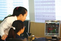 Nhà đầu tư cần tối ưu hóa năng suất làm việc, không nên dành quá nhiều thời gian vào việc tra cứu tin tức và dán mắt vào bảng giao dịch.