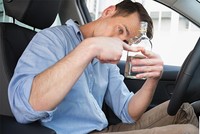 Đừng để bạn mình lái xe sau khi uống bia rượu. Ảnh: StateWide.