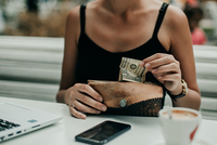 Tiêu tiền mặt có thể giúp bạn tránh xa nhiều thực phẩm không lành mạnh. Ảnh: Twenty20.