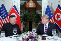 Trump (phải) và Kim Jong-un tại hội nghị thượng đỉnh lần hai ở Hà Nội cuối tháng hai. Ảnh: KCNA.
