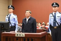 Lỗ Vĩ (giữa) tại phiên tòa ở Chiết Giang tháng 10 năm ngoái. Ảnh: SCMP.