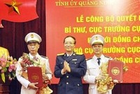 Phó Tổng cục trưởng Nguyễn Công Bình trao quyết định bổ nhiệm Cục trưởng Hải quan Quảng Ninh cho ông Nguyễn Văn Nghiên (phải) và Cục phó cho ông Trần Quang Trung (trái).
