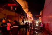 Kho chứa bông cháy lớn. Ảnh: Trường Hà.