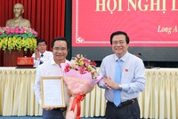Bí thư Tỉnh ủy Long An Phạm Văn Rạnh trao quyết định và chúc mừng đồng chí Nguyễn Văn Được.