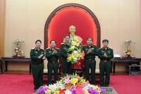 Thủ tưởng Bộ Tư lệnh Quân khu 2 chúc mừng đồng chí Phạm Hồng Chương.