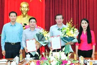 Bí thư Tỉnh ủy Vĩnh Phúc Hoàng Thị Thúy Lan và Chủ tịch HĐND tỉnh Vĩnh Phúc Trần Văn Vinh chúc mừng các đồng chí Nguyễn Tuấn Khanh, Vũ Việt Văn. 