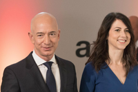 Ông chủ Amazon - Jeff Bezos và vợ - MacKenzie Bezos. Ảnh: DPA.