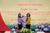 Phó Bí thư Thường trực Thành ủy Hà Nội Ngô Thị Thanh Hằng trao quyết định và chúc mừng đồng chí Trần Thị Phương Hoa.