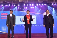 Ông Lê Mạnh Cường - Phó Tổng giám đốc VNI nhận Giải thưởng Thương hiệu mạnh Việt Nam 2018.