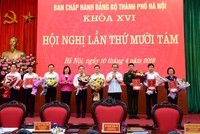 Lãnh đạo Thành ủy Hà Nội trao quyết định và chúc mừng các đồng chí được Ban Bí thư Trung ương Đảng quyết định chỉ định, chuẩn y.