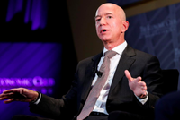 Tỷ phú Jeff Bezos, Giám đốc điều hành tập đoàn bán lẻ Amazon.