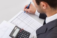 Chuẩn mực kiểm toán số 240 yêu cầu kiểm toán viên phải đánh giá rủi ro có sai sót trọng yếu trên báo cáo tài chính.