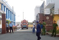 Xe chữa cháy đến hiện trường dập lửa. Ảnh: Sơn Hoà.