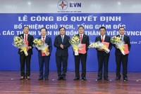 Chủ tịch HĐTV EVN Dương Quang Thành trao các quyết định bổ nhiệm thành viên HĐTV EVNCPC. - Ảnh: VGP