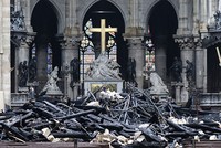 Bên trong Nhà thờ Đức Bà ở Paris sau vụ hỏa hoạn. Ảnh: AFP.