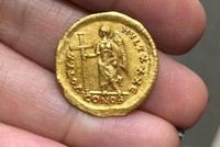 Đồng xu vàng quý hiếm 1.600 năm tuổi được nhóm học sinh cấp 2 nhặt được.