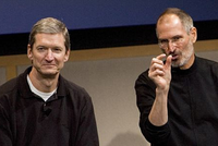Tim Cook (trái) và Steve Jobs trong một sự kiện. Ảnh: CNBC.